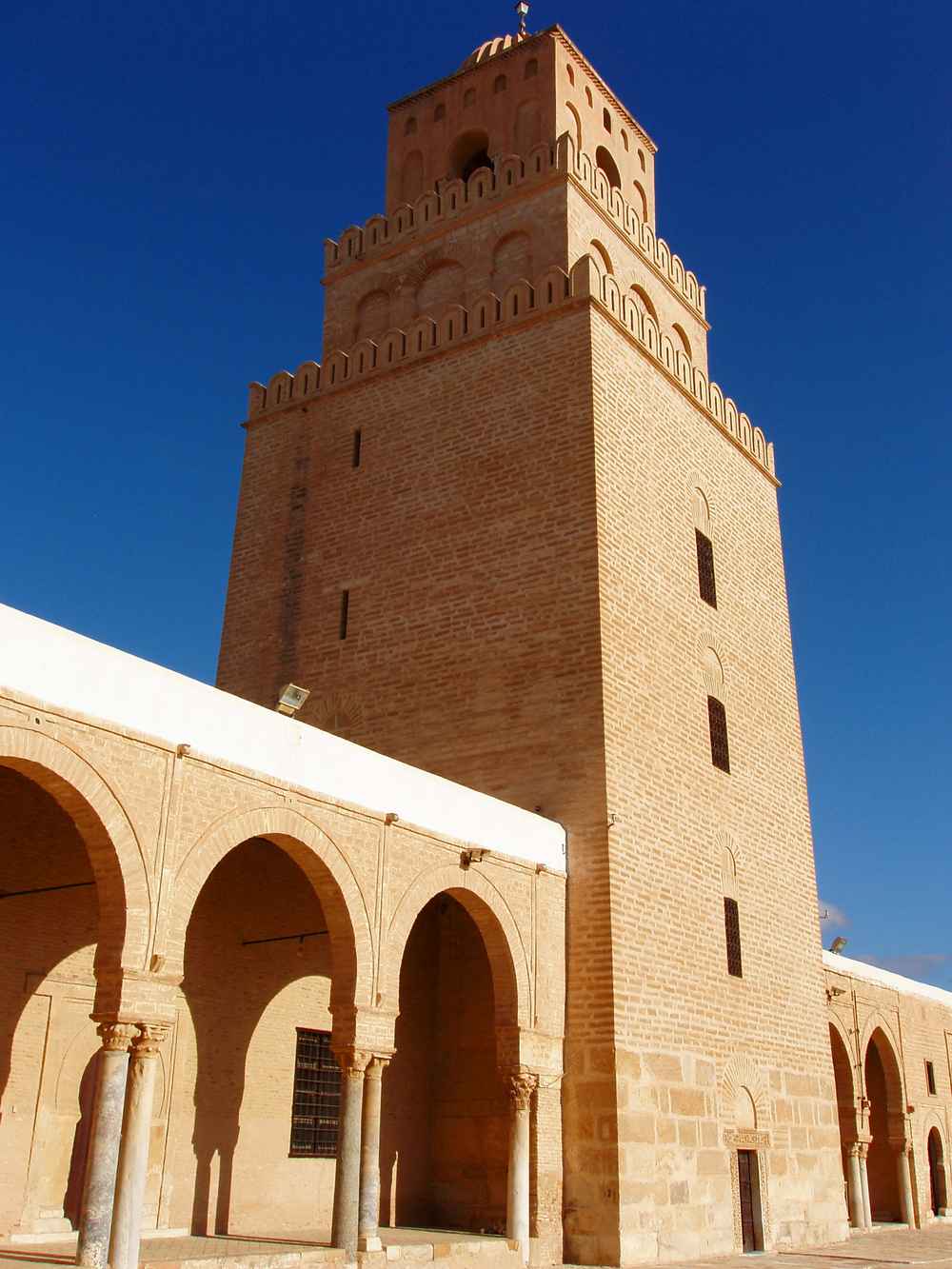 836-863 — la Grande Mosquée de Kairouan reconstruite : ce qui est aghlabide