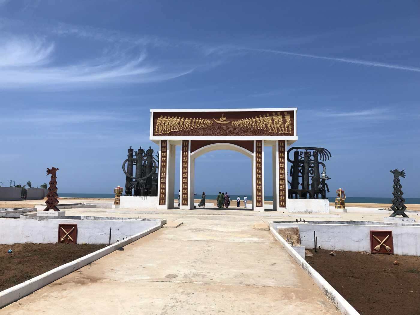 Porte du Non-Retour (mémorial contemporain, non un vestige royal)